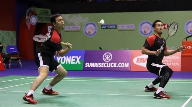 Pasangan ganda putra Indonesia, Hendra Setiawan/Mohammad Ahsan, menjadi runner-up Hong Kong Open 2019 usai kalah dari Choi Solgyu/Seo Seung Jae (Korsel) di babak final, Minggu (17/11). [Humas PBSI]