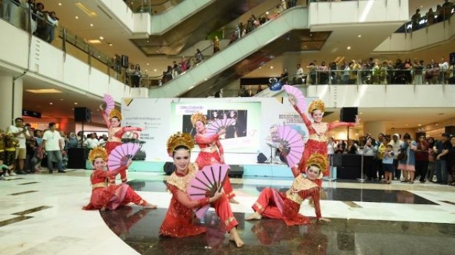 Penari Meriahkan Indonesia Menari 2019.(Suara.com/Vessy Frizona)