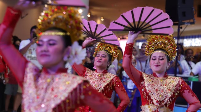 Sejumlah penari meramaikan gelaran Indonesia Menari di Mall Grand Indonesia, Jakarta, Minggu (17/11). [Suara.com/Angga Budhiyanto]
