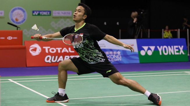 Pebulutangkis tunggal putra Anthony Sinisuka Ginting memenangi duel sesama wakil Indonesia melawan Jonatan Christie di semifinal Hong Kong Open 2019, Sabtu (16/11). [Humas PBSI]