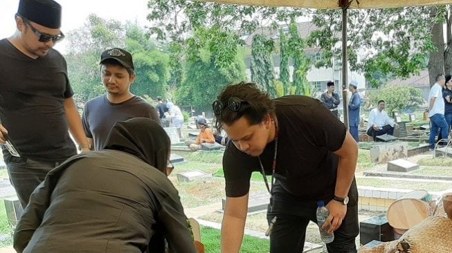 Prosesi pemakaman  Adhi Moersid, bapak kandung Satrio Gitaris band Alexa [Suara.com/Evi]