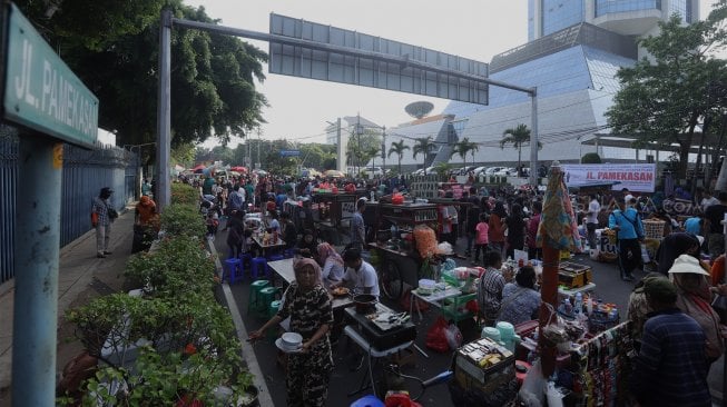 Pedagang kaki lima (PKL) berjualan di kawasan Jalan Sumenep, Jakarta, Minggu (17/11).[Suara.com/Angga Budhiyanto]