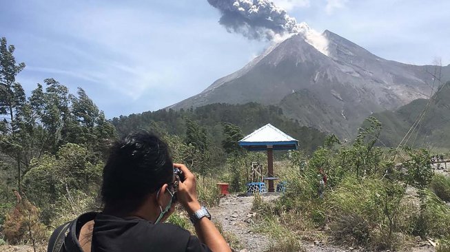 Letusan Gunung Merapi terlihat dari bungker Kaliadem, Cangkringan, Sleman, DI Yogyakarta, Minggu (17/11).  [ANTARA FOTO/Rudi]