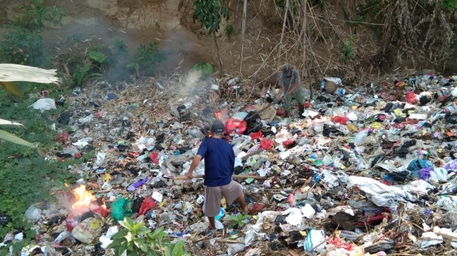 Sampah Menumpuk di Narimbang Mulia Lebak, Warga Ramai-ramai Lakukan Ini
