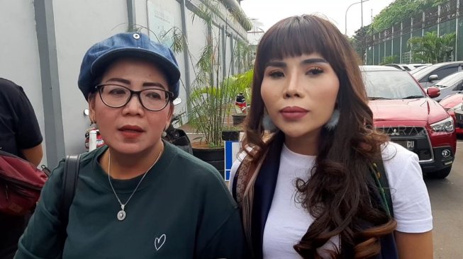 Ibunda Kriss Hatta, Tuty Suratinah bersama  Eva Bellisima menjenguk putranya di Rutan Cipinang, Senin (18/11/2019). [Yuliani/Suara.com]