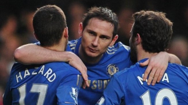 Frank Lampard saat masih aktif bermain untuk Chelsea memeluk dua rekannya, Eden Hazard dan Juan Mata [AFP]