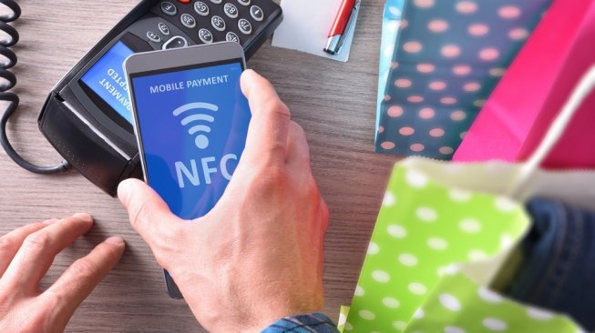 Ilustrasi penggunaan teknologi NFC pada smartphone. [Shutterstock]
