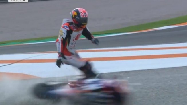 Johann Zarco saat tertubruk motor Iker Lecuona pada MotoGP Valencia 2019. (Twitter)