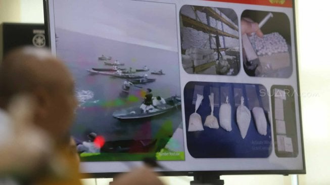 Polisi menunjukkan barang bukti saat menggelar rilis destructive fishing di Jakarta, Senin (18/11). [Suara.com/Arya Manggala]
