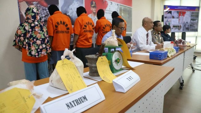 Polisi menunjukkan tersangka dan barang bukti saat menggelar rilis destructive fishing di Jakarta, Senin (18/11). [Suara.com/Arya Manggala]
