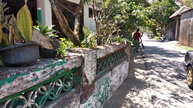 Suasana rumah peninggalan mertua Bupati Bantul Suharsono di Jalan Parangtritis Kilometer 23, Dusun Gadingharjo, Desa Donotirto, Kecamatan Kretek, Kabupaten Bantul, Senin (18/11/2019) - (SUARA/Baktora)