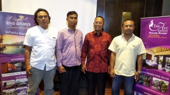 I Ketut Mardjana bersama tim Toya Devasya saat media gathering di Jakarta, Jumat (8/11/2019). (Suara.com/Ririn Indriani)