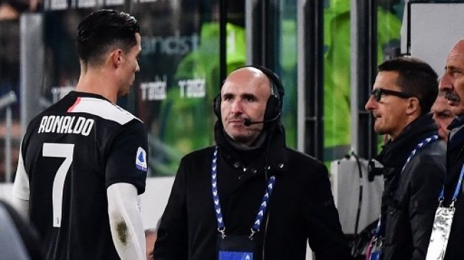 Cristiano Ronaldo langsung menuju kamar ganti setelah digantikan Paulo Dybala saat Juventus menghadapi AC Milan di Allianz Stadium, pada 11 November 2019. [AFP]