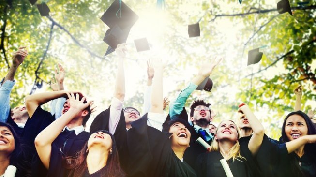 Bikin Haru, Sang Ayah Pakai Toga di Hari Wisuda Anaknya