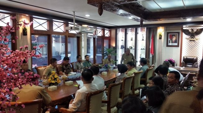 Bupati Bantul Suharsono (tengah) memimpin audiensi di Kantor Bupati Bantul pada Senin (18/11/2019) terkait peristiwa pembubaran upacara piodalan di Dusun Mangir Lor, Sendangsari, Pajangan, Bantul. - (SUARA/Baktora)