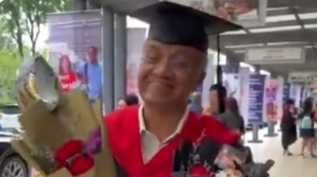 Viral Ayah Coba Jubah Wisuda Anaknya, Warganet Terharu