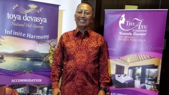 I Ketut Mardjana, pendiri destinasi wisata Toya Devasya saat media gathering di Jakarta, Jumat (8/11/2019). (Suara.com/Ririn Indriani)