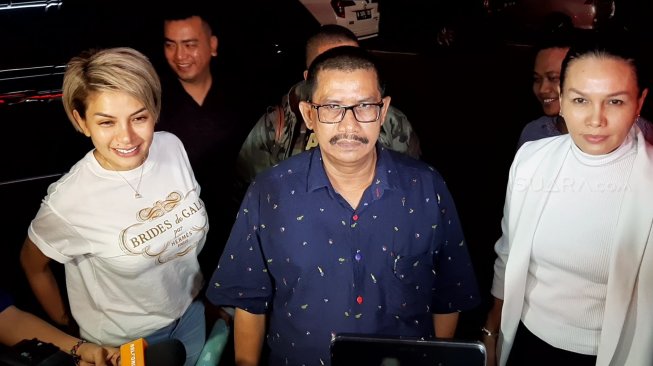 Nikita Mirzani mendampingi sahabatnya, Fitri Salhuteru menjalani pemeriksaan terkait kasus dengan Elza Syarief di Polda Metro Jaya, Senin (18/11/2019). [Evi Ariska/Suara.com]