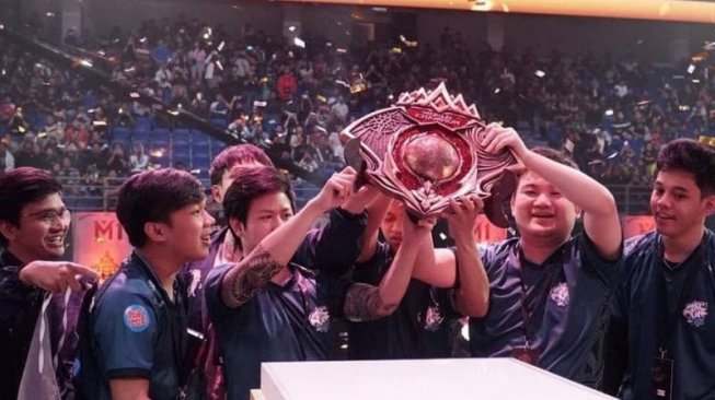 Tim esports Indonesia Evos Legends mengangkat trofi usai menjuarai juara dunia Mobile Legends M1 World Championship di Kuala Lumpur, Malaysia, Minggu (17/11/2019). (instagram.com/mpl.id.official)