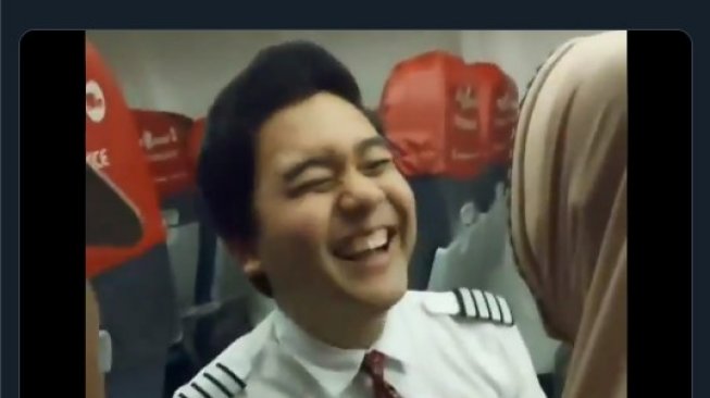 Pramugara Lion Air Suapi Penumpang Lanjut Usia, Videonya Viral