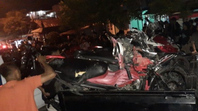 Mobil Strada Tabrak Belasan Motor di Gerbang Unand
