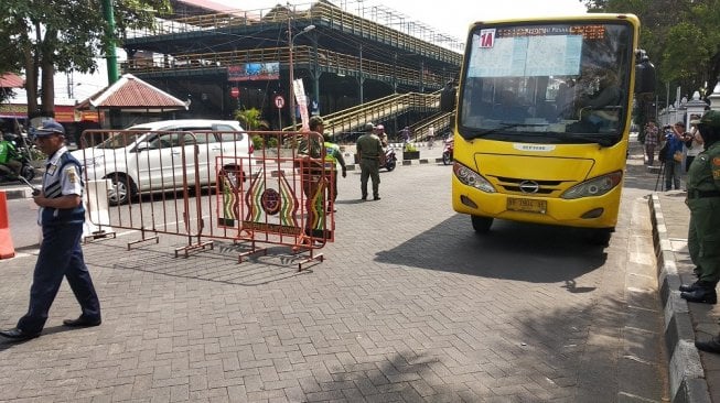 Sejumlah petugas gabungan dari Dishub, Linmas, dan Satlantas Polresta Yogyakarta bersiaga di kawsan Malioboro, Selasa (19/11/2019). - (SUARA/Baktora)