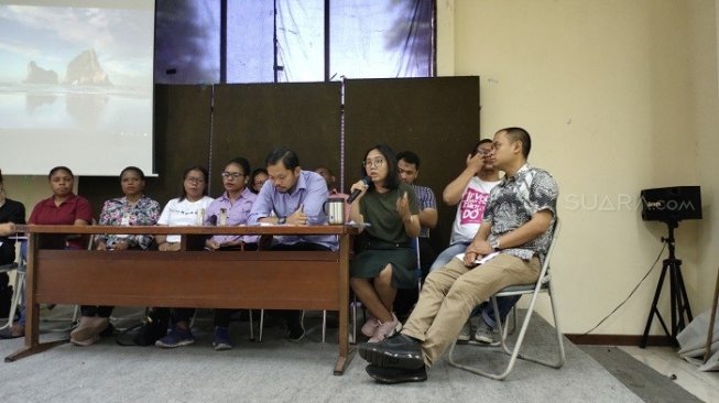 Bukti selongsong peluru yang ditunjukan Tim Advokasi Papua bersama keluarga tahanan kasus pengibaran bendera Bintang Kejora di Gedung LBH, Jakarta. (Suara.com/Ria Rizki).