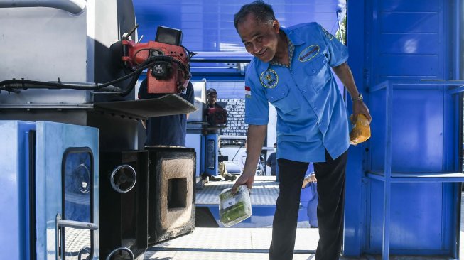 Kepala Badan Narkotika Nasional (BNN) Komjen Pol Heru Winarko memasukkan barang bukti narkotika jenis sabu ke dalam alat pembakar saat pemusnahan barang bukti narkotika di Kantor BNN, Cawang, Jakarta, Selasa (19/11). [ANTARA FOTO/Galih Pradipta]