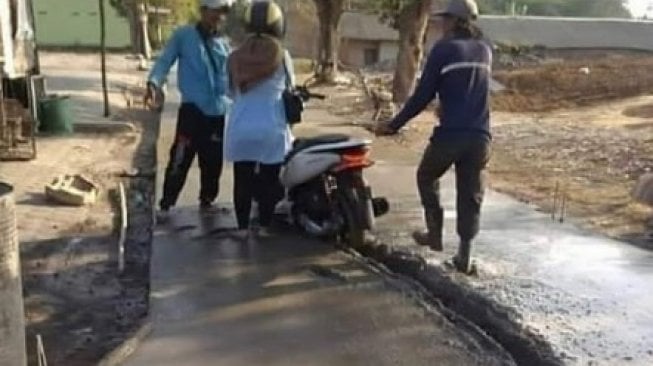 Viral Pemotor Nekat Terobos Jalan Beton Basah, Warganet: Bar-Bar Sangat!