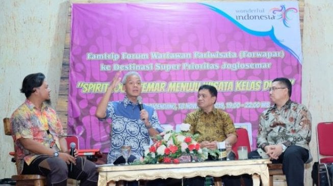 Ganjar Pranowo di acara diskusi bertema Spirit JOGLOSEMAR Menuju Wisata Kelas Dunia bersama Famtrip Forum Wartawan Pariwisata (Forwapar) di Solo, Senin (18/11/2019). (Suara.com/Vessy Dwirika Frizona)