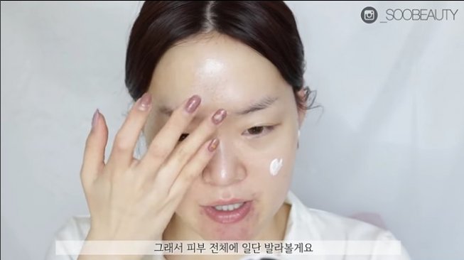 Cara simpel mendapatkan tampilan glass skin ala Korea. (YouTube/Soo Beauty)