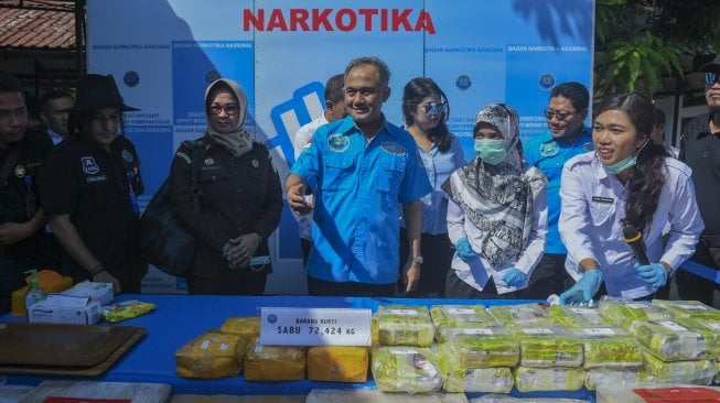 Kepala Badan Narkotika Nasional (BNN) Komjen Pol Heru Winarko (tengah) menunjukkan barang bukti narkotika jenis sabu sebelum dimusnahkan di Kantor BNN, Cawang, Jakarta, Selasa (19/11). [ANTARA FOTO/Galih Pradipta]