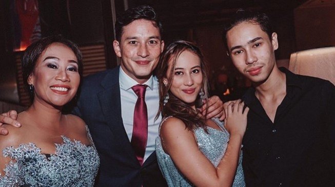 Mike Lewis bersama tunangan, Janisaa Pradja [Instagram]