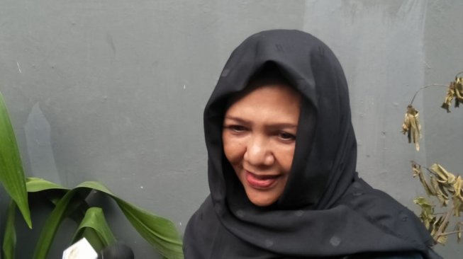 Ibu mertua Cecep Reza, Tuti Herawati di rumah duka. [Sumarni/Suara.com]