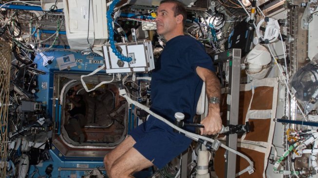 Seorang astronot mengunakan Cycle Ergometer. [NASA]