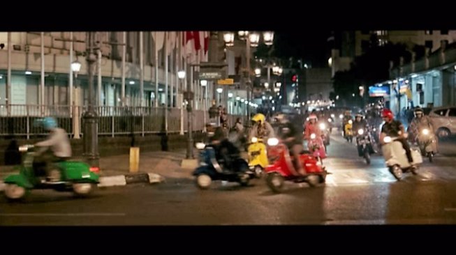 Komunitas Vespa tengah konvoi melintasi Jalan Asia Afrika, Bandung dalam film "Bike Boyz" [screen shot official trailer Bike Boyz, Starvision - ANP].