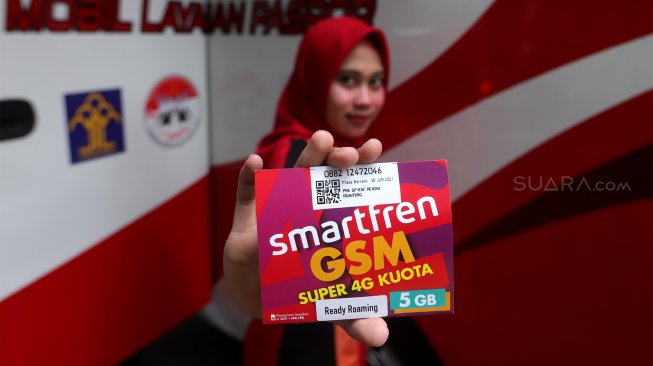 Petugas menunjukkan produk kartu Smartfren Ready Roaming saat pelayanan passport keliling di Plaza Semanggi, Jakarta, Selasa (19/11). [Suara.com/Angga Budhiyanto]