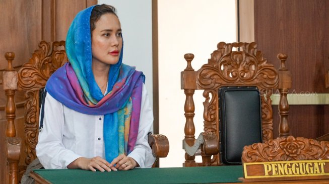 Martin Pratiwi saat menjalani sidang kasus wanprestasi dengan tertuduh Ashanty di Pengadilan Negeri Purwokerto, Rabu (20/11/2019). [Anang Firmansyah/Suara.com]