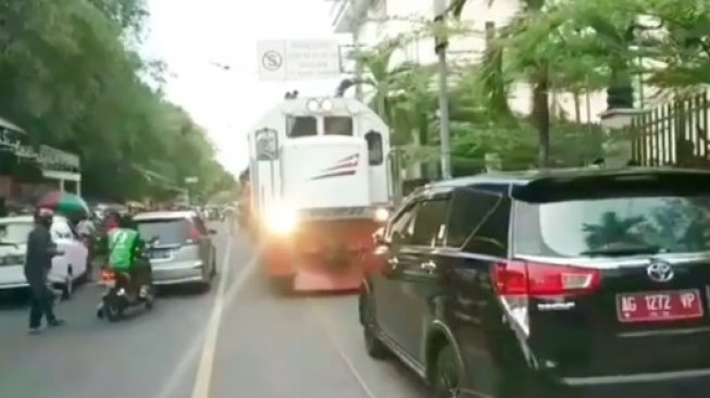 Mobil Plat Merah Parkir di Rel, Kereta Api di Solo Tak Bisa Melintas