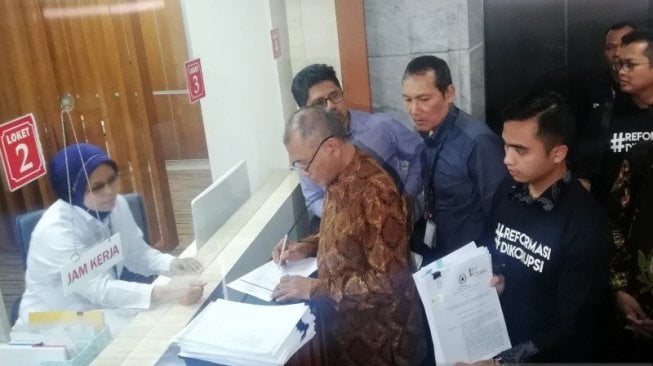 Para pimpinan KPK, yakni Agus Rahardjo, Laode M Syarif, dan Saut Situmorang mendaftarkan gugatan mereka terhadap UU Nomor 19/2019 tentang KPK, di Gedung Mahkamah Konstitusi, Jakarta, Rabu (20/11/2019). (Antara/Zuhdiar Laeis)