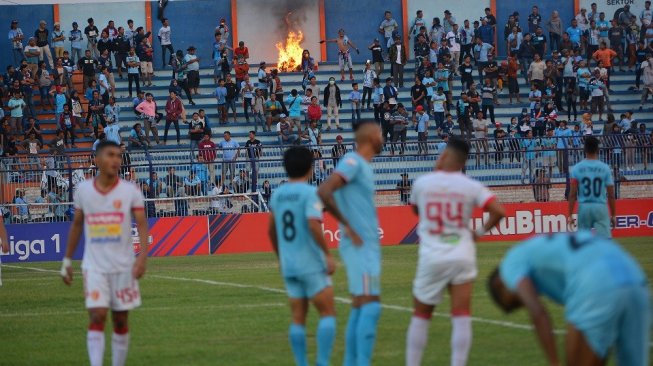 Suporter LA Mania melakukan aksi bakar-bakar setelah eksekusi pinalti Pemain Persela, Alex Dos Santos digagalkan kiper Perseru Badak Lampung FC, Daryono dalam pertandingan Liga 1 2019 di Stadion Surajaya Lamongan, Jawa Timur, Rabu (20/11/2019). ANTARA FOTO/Syaiful Arif/foc.