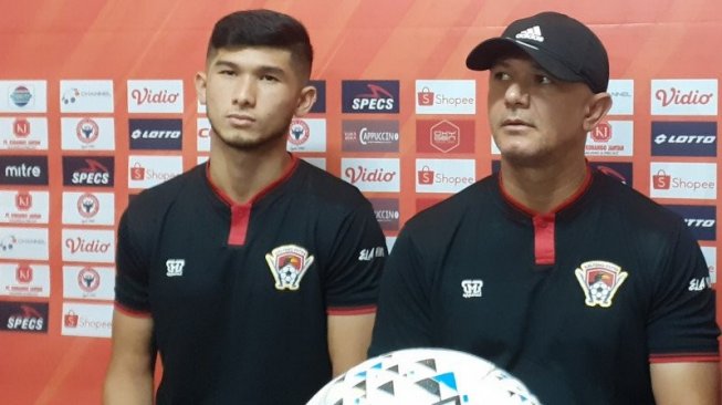 Pelatih kepala Kalteng Putra Gomes de Oliveira bersama pemainnya Kevin Gomes de Oliveira saat jumpa pers pra laga menghadapi Semen Padang (ANTARA/ Mario Sofia Nasution)