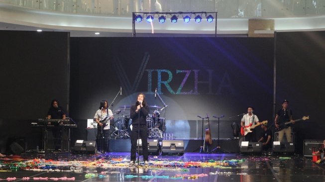 Penampilan Virzha dalam rangka ulang tahun ke-4 Hartono Mall. (Suara.com/Rima Suliastini)