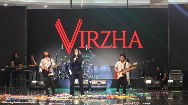 Penampilan Virzha dalam rangka ulang tahun ke-4 Hartono Mall. (Suara.com/Rima Suliastini)
