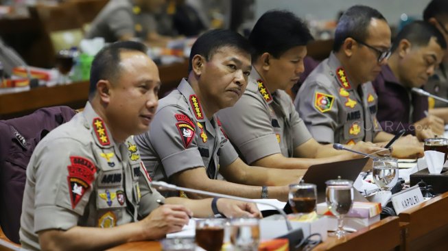 Kapolri Jenderal Pol Idham Azis saat mengikuti rapat kerja dengan Komisi III DPR di Kompleks Parlemen, Senayan, Jakarta, Rabu (20/11). [Suara.com/Arya Manggala]