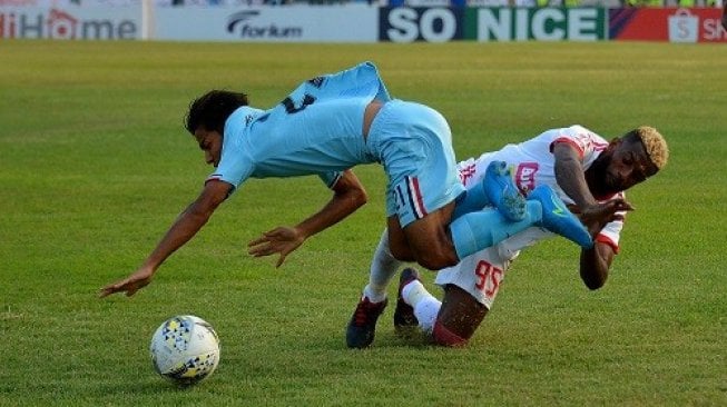 Pemain kesebelasan Persela, Riyatno Abiyoso (kiri) dilanggar pemain Perseru Badak Lampung FC Kelvin Wopi (kanan) dalam pertandingan Liga 1 2019 di Stadion Surajaya Lamongan, Jawa Timur, Rabu (20/11/2019). Dalam pertandingan tersebut Persela berhasil mengalahkan Perseru Badak Lampung FC dengan skor 1-0. ANTARA FOTO/Syaiful Arif/foc.