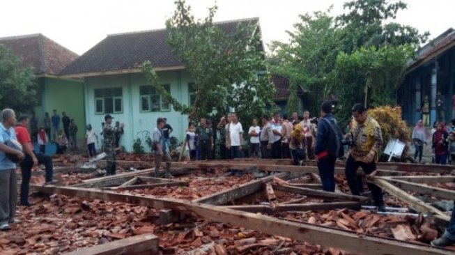 Aula SMK 1 Miri Sragen Ambruk, 19 Siswa Jadi Korban