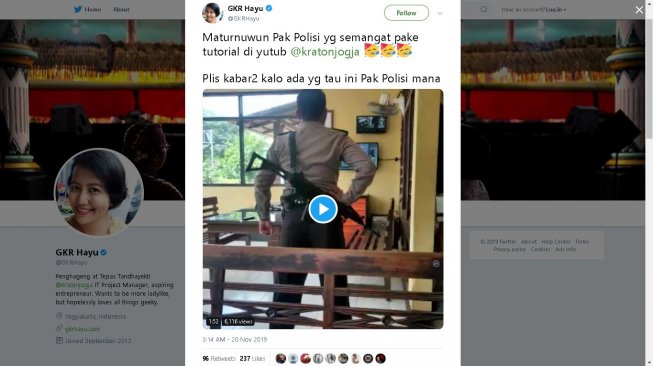 Polisi menari Jawa - (Twitter/@GKRHayu)