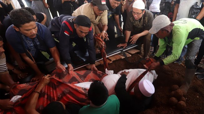 Suasana pemakaman artis Mochamad Syariful Zanna alias Cecep Reza di Tempat Pemakaman Umum (TPU) Penggilingan Layur, Rawamangun, Jakarta Timur, Rabu (20/11).  [Suara.com/Angga Budhiyanto]