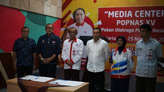 Sekjen KOI, Ferry Kono (ketiga dari kanan) saat menghadiri acara penandatanganan Nota Kesepemahaman (MoU) antara Kemenpora dan KOI terkait pencairan anggaran SEA Games 2019 di Gedung Kemenpora, Senayan, Jakarta, Rabu (20/11/2019).